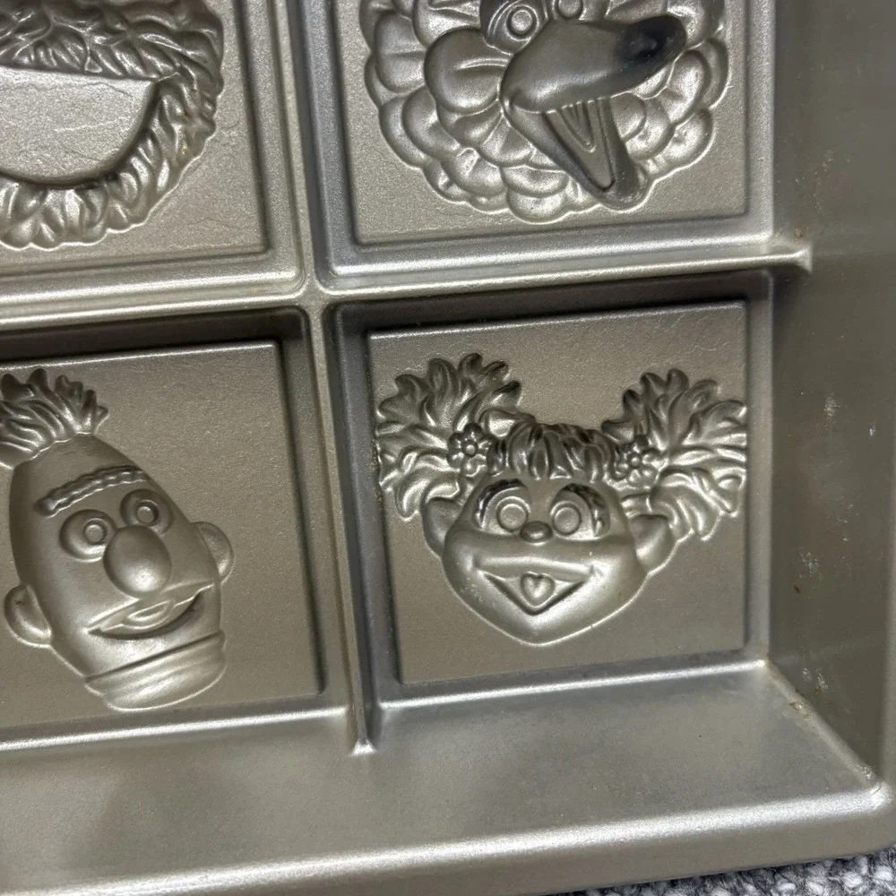 Nordic Ware Sesame Street Cake Pan Williams-Sonoma 9 CUPS Elmo Cookie Monster